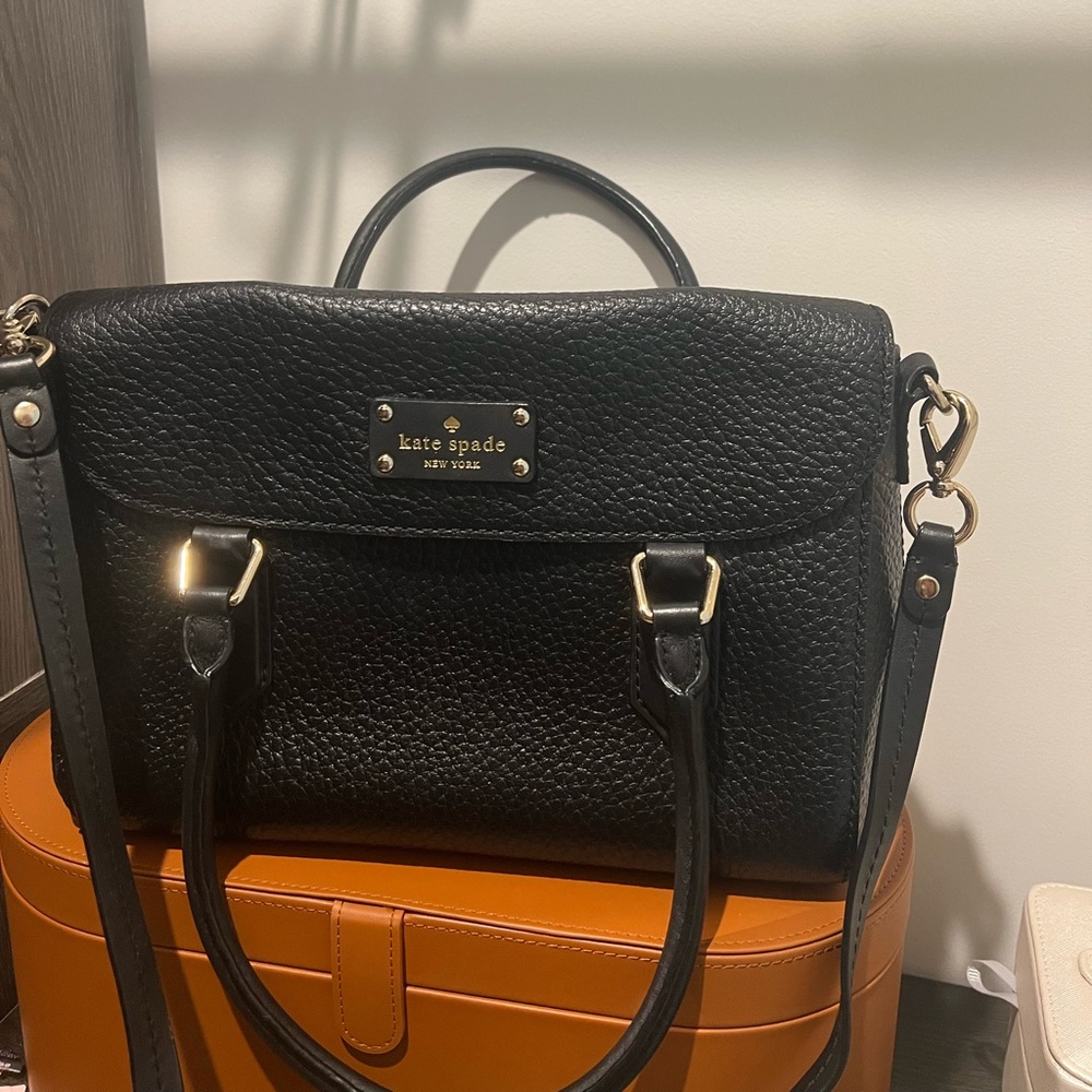 GREAT CONDITION KATE SPADE  100% LEATHER PURSE